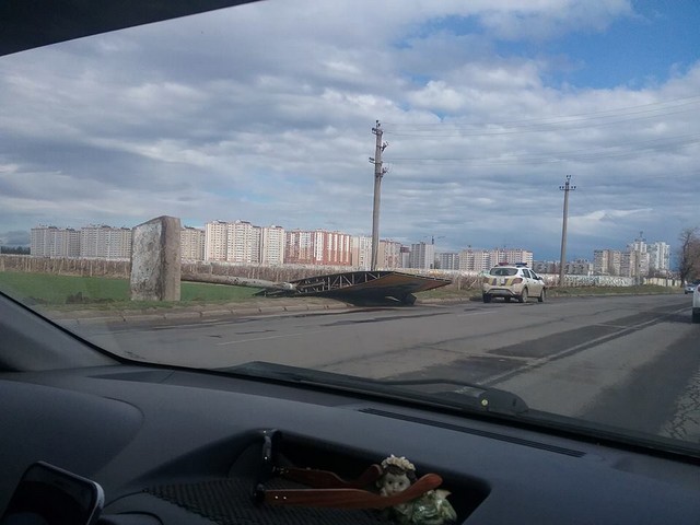 На юге Одесской области порывистый ветер сорвал крыши домов и обесточил населенные пункты (фото)