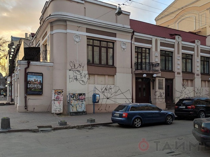 Вандализм в Одессе: неизвестные разрисовали стены Русского драмтеатра (фото)