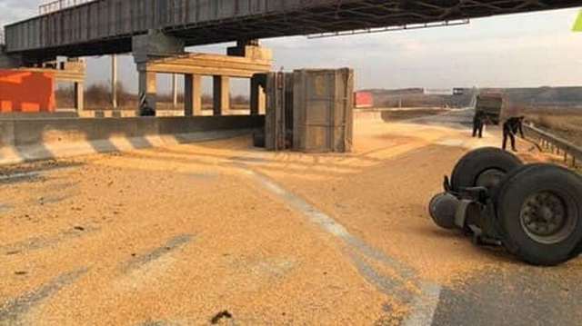 Кукурузный перегруз: на трассе Одесса – Киев прицеп груженной фуры вспахал асфальт и потерял задний мост (фото)
