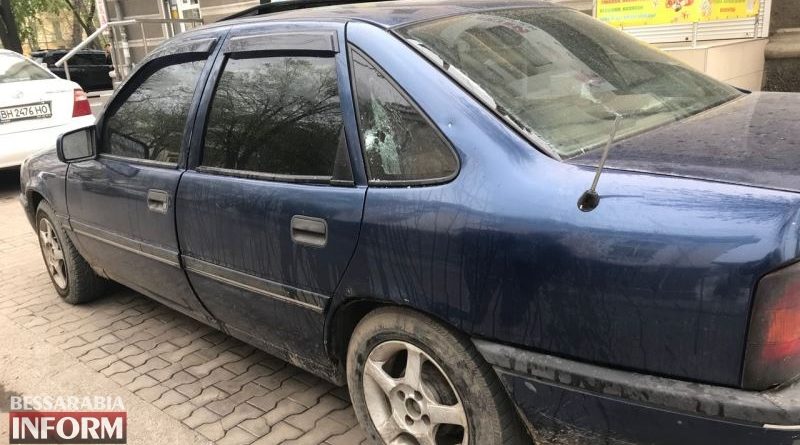 В Измаиле пьяный полицейский-харьковчанин бросил пивную бутылку в проезжающий автомобиль