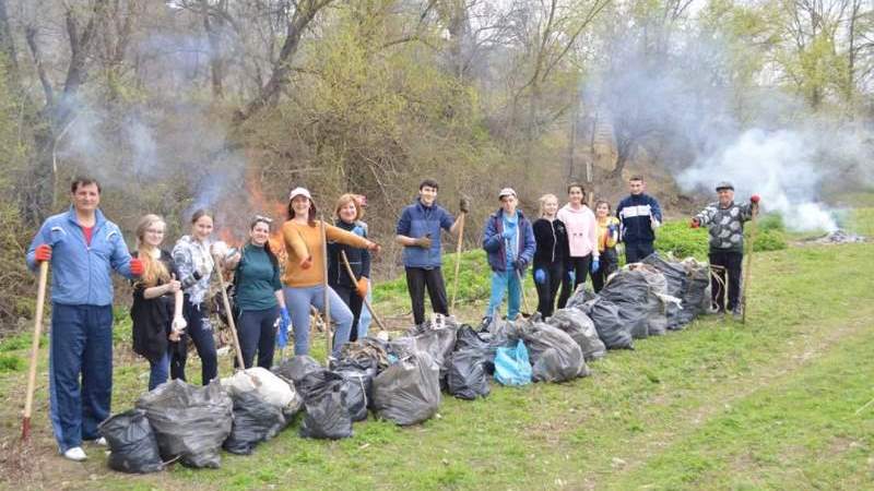 Жители Кубея Болградского района вышли на массовый субботник