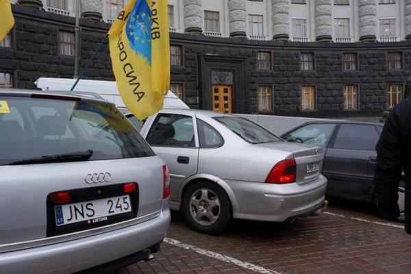 "Конец евроблях" в Украине: в мае водителей будут штрафовать и забирать авто