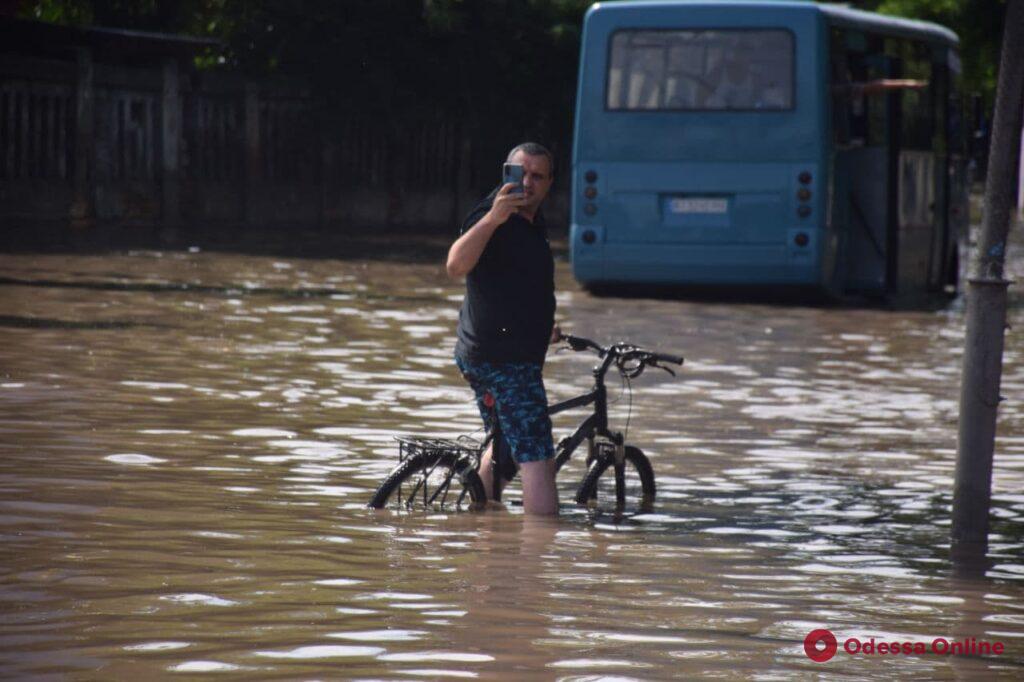 Ливень в Одессе: затопленные улицы, плавающие машины и остановлен общественный транспорт (фото)